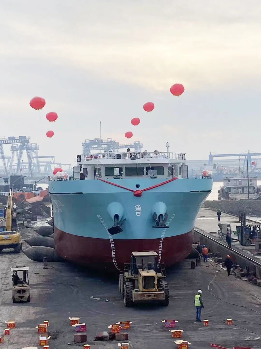 80米系列內河純電集裝貨運船舶順利吉水